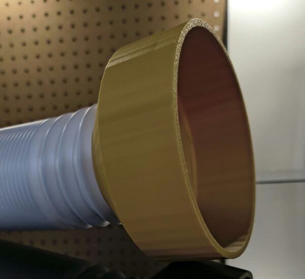 05e9b3f1-2a34-4d8c-8fb7-8aa4c73ce8c5 Side view of xTool Omni O1 Exhaust Adapter connected to Omni exhaust hose